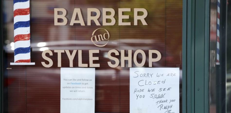 Una barbería permanece cerrada a causa del brote de coronavirus. (AP Foto/Elaine Thompson)