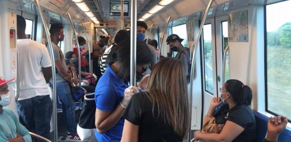 En relación con el comportamiento del miércoles, ayer los usuarios del Metro se cuidaban más del Covid. GLAUCO MOQUETE
