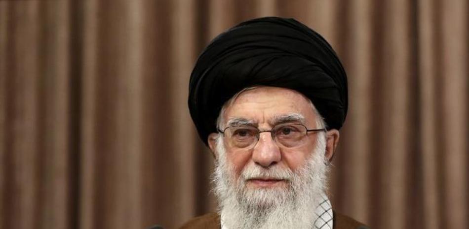 En esta imagen, distribuida por el cibersitio oficial del líder supremo de Irán, el ayatolá Ali Jamenei ofrece un discurso televisado a la nación por el Día de Quds, en Teherán, Irán, el 22 de mayo de 2020. (Oficina del líder supremo de Irán vía AP).
