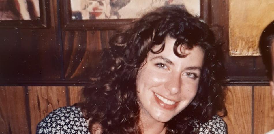 Foto de Tara Reade de 1992 o 1993, de la época en que trabajó para el entonces senador Joe Biden. Reade dice ahora que Biden abusó sexualmente de ella, algo que él niega. (Tara Reade vía AP)