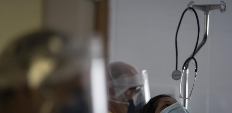 Trabajadores médicos trasladan a una nueva paciente con coronavirus para que sea tratada en el Hospital Ernesto Che Guevara en Marica, Brasil, el jueves 21 de mayo de 2020. (Foto AP/Leo Correa)