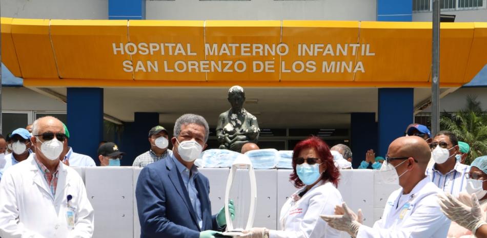 Leonel Fernández durante una jornada en que hizo un donativo al hospital San Lorenzo de Los Mina.