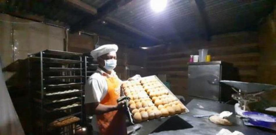 Roberto Ordóñez elabora unas 50 libras pan al día, el cual distribuye en varios sectores de Panajachel, Sololá. (Foto Prensa Libre: Cortesía Daniel Chumil).