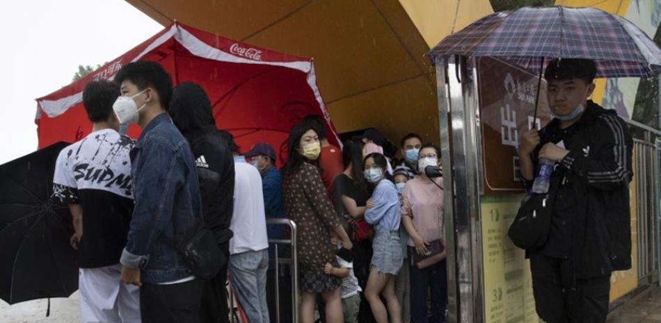China registró ayer apenas tres casos más del nuevo coronavirus, dos importados y uno local. AP