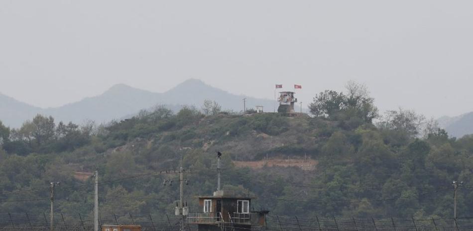 En esta imagen de archivo, tomada el 3 de mayo de 2020, militares custodian puestos de guardia en Corea del Norte (detrás) y del Sur (delante) en Paju, en la frontera entre las dos naciones. (AP Foto/Ahn Young-joon, archivo)