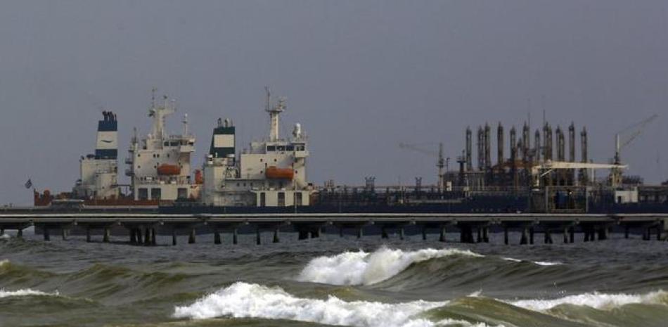 El buque iraní Fortune atraca en la refinería El Palito, cerca de Puerto Cabello, Venezuela, el lunes 25 de mayo de 2020. (AP Foto/Juan Carlos Hernandez)