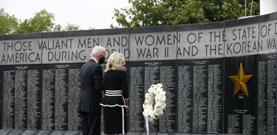 El candidato presidencial demócrata Joe Biden y su esposa Jill Biden hacen una pausa después de colocar una corona en el parque Delaware Memorial Bridge Veterans el lunes 25 de mayo de 2020 en New Castle, Delaware. (AP Foto/Patrick Semansky)