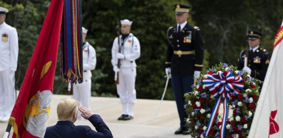 El presidente Donald Trump rinde homenaje antes de colocar una corona en la Tumba del Soldado Desconocido en el Cementerio Nacional Arlington, en honor al Día de los Caídos en Guerras, el lunes 25 de mayo de 2020, en Arlington, Virginia. (AP Foto/Alex Brandon)