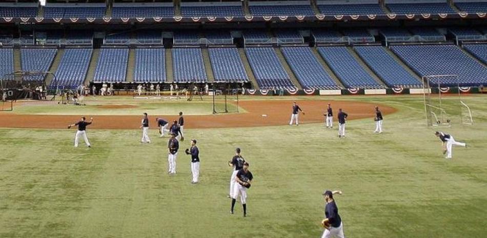 Jugadores de los Rays de Tampa Bay realizaron prácticas voluntarias y ligeras en el Tropicana Field.