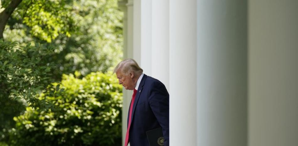 El presidente Donald Trump llega para hablar en un evento en la Rosaleda de la Casa Blanca, en Washington, el martes 26 de mayo de 2020. (AP Foto/Evan Vucci)