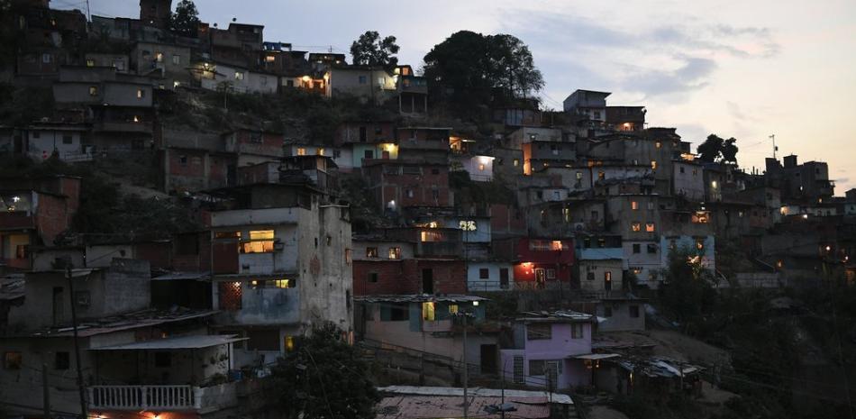 En la imagen, vista de las viviendas en una colina en el vecindario de San Agustín, en Caracas, Venezuela, el 17 de mayo de 2020. (AP Foto/Matías Delacroix)