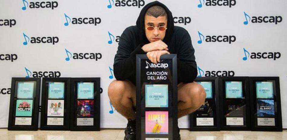 El artista urbano Bad Bunny posando con su galardón a la "Canción del Año" de los Premios ASCAP del 2019. Fuente: ASCAP.