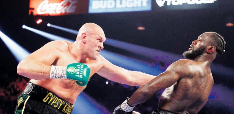 Tyson Fury golpea a Deonty Wilder en una pelea pasada en Las Vegas.
