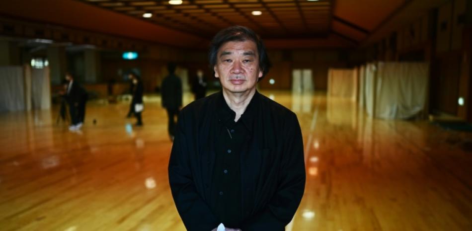 El arquitecto Shigeru Ban, el 14 de abril de 2020, ante un refugio creado en un gimnasio de la ciudad de Yokohama (suroeste de Tokio) para albergar a damnificados por la epidemia del nuevo coronavirus. Foto de AFP.