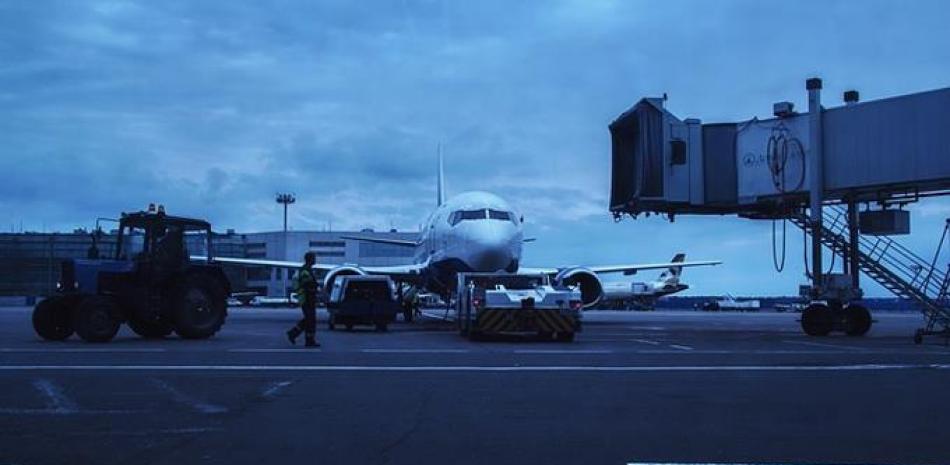 Avión a su arribo a un aeropuerto, foto de archivo. / Listín