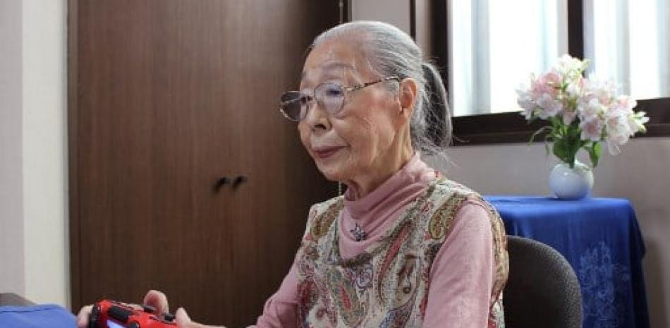Fotografía de Hamako Mori, de 90 años, apodada la "Abuela Gamer" de Japón con un control de videojuegos en Matsudo, prefectura de Chiba. Keisuke Nagao/AFP.
