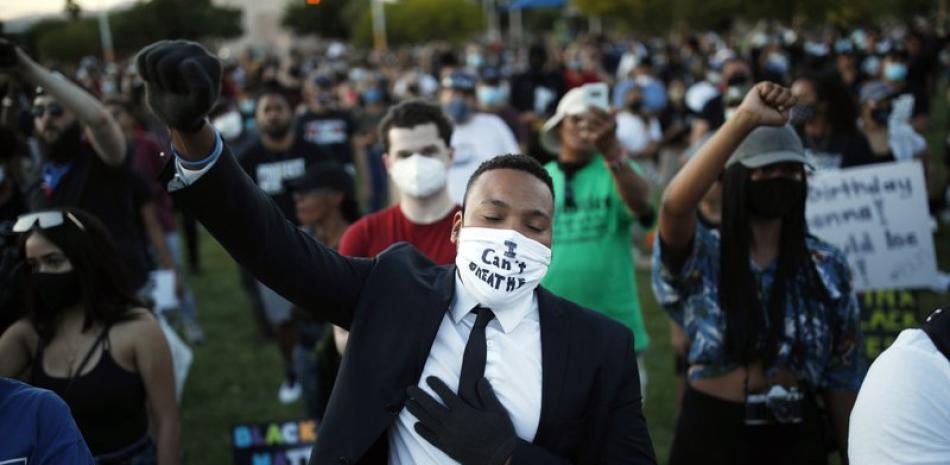 Manifestantes levantan el puño en alto durante una protesta contra la brutalidad policial tras la muerte de George Floyd, el 5 de junio de 2020, en Las Vegas. (AP Foto/John Locher)