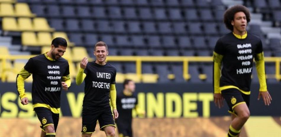 Jugadores del Borussia Dortmund previo a un partido de fútbol mostandro camisetas en contra del racismo. / AFP
