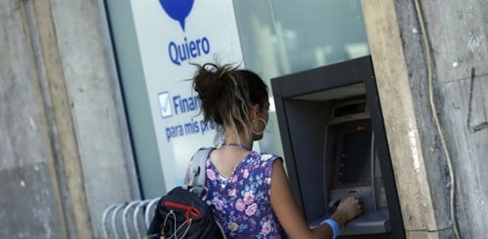 Persona retirando dinero de un cajero automático. / EP