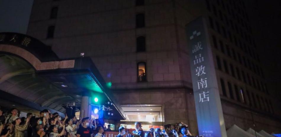 Grandes multitudes se agolparon en la sucursal en Dunnan de la librería Eslite para darle la despedida a la icónica librería de 24 horas. (Foto de CNA)