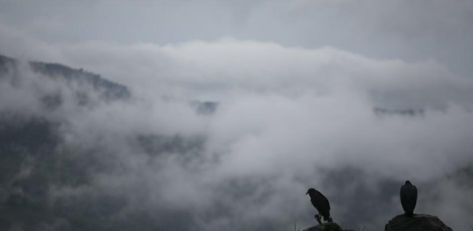 En esta imagen, tomada el 31 de mayo de 2020, las nubes cubren las montañas durante la tormenta tropical Amanda, en Barberena, en el este de Guatemala. (AP Foto/Moisés Castillo)