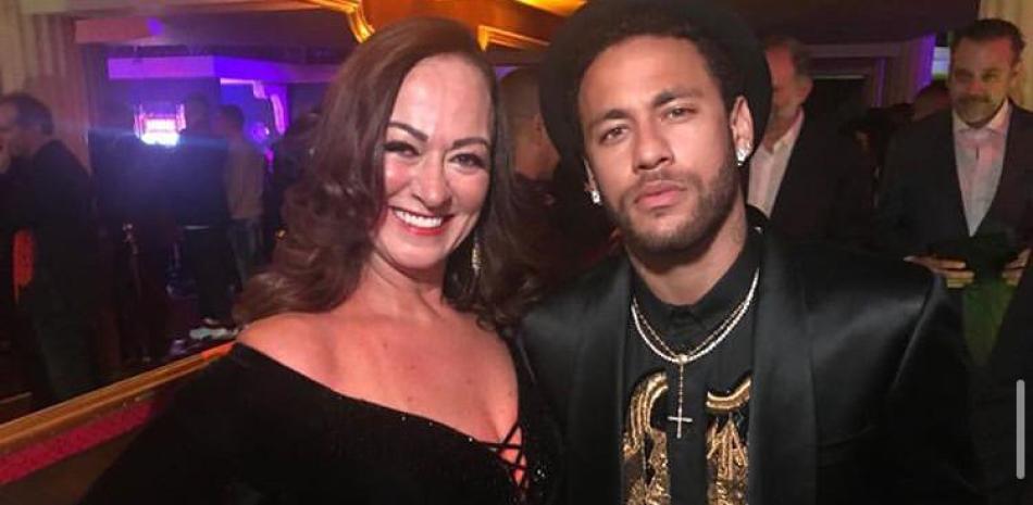 El futbolista brasileiro Neymar junto a su madre Nadine Gonçalves. Foto del Instagram de Nadine.