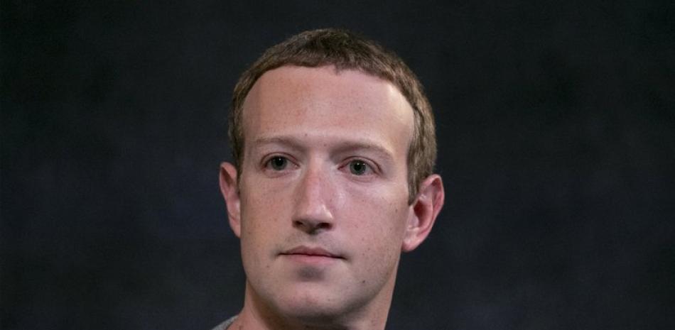 Fotografía de archivo del 25 de octubre de 2019 del director general de Facebook, Mark Zuckerberg, hablando de la "pestaña noticias" en el Centro Paley en Nueva York. (AP Foto/Mark Lennihan, Archivo)