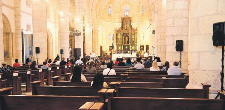 La Catedral celebró ayer su misa al mediodías tras la pandemia afectar al país. VÍCTOR RAMÍREZ/LISTÍN DIARIO
