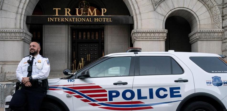 Policía frente a un hotel de Donald Trump. / EFE