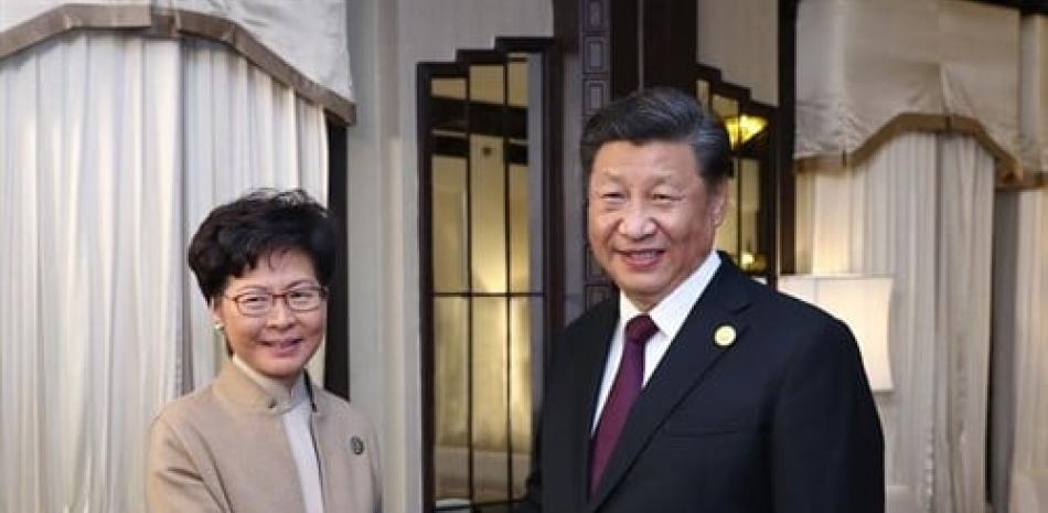 La jefa del Gobierno de Hong Kong, Carrie Lam, y el presidente de China, Xi Jinping