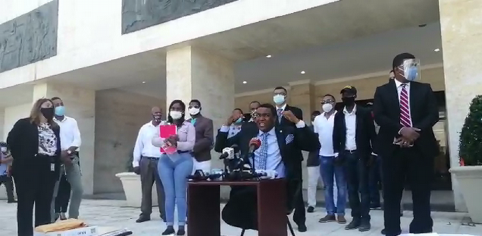 Pedro Botello haciendo la denuncia frente al Congreso Nacional. / Captura de video