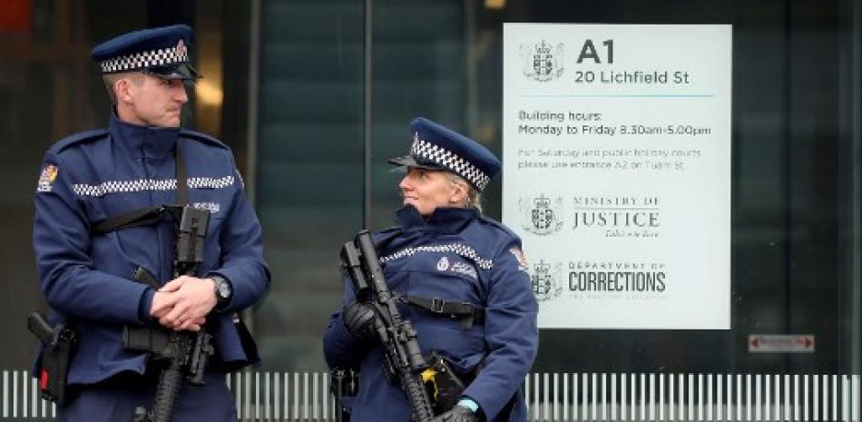 Policía armados a las afueras de una iglesia en Nueva Zelanda, / AFP