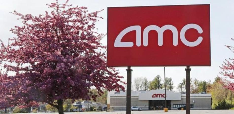 En esta fotografía del 14 de mayo de 2020 se muestra un letrero de un cine de AMC cerca de un estacionamiento vacío en Londonderry, Nueva Hampshire. (AP Foto/Charles Krupa