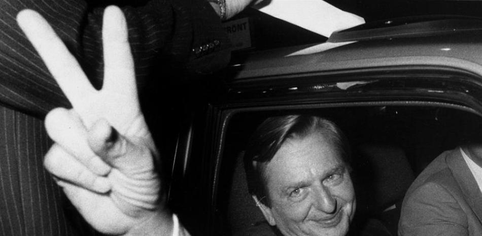 Olof Palme hace la señala de la victoria luego de la víctoria socialdemocrata en 1982. La foto fue tomada en Estocolmo, Suecia, el 19 septiembre de 1982. EFE