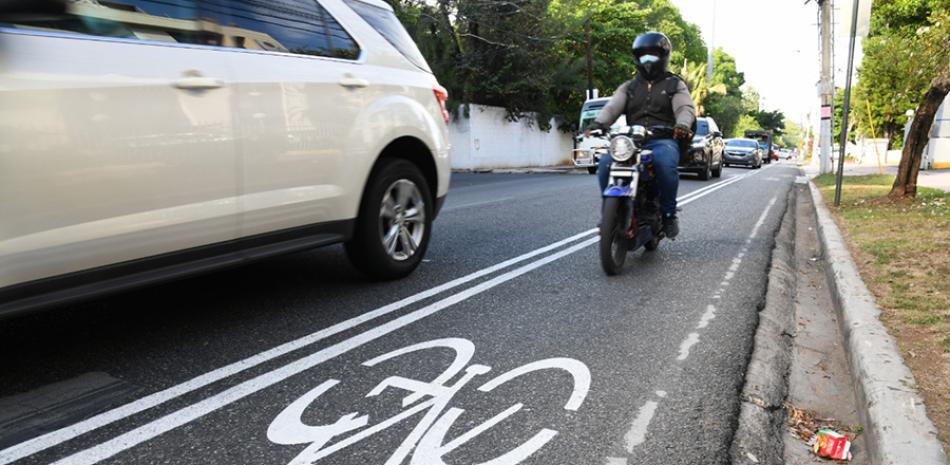La nueva ruta de ciclovía es utilizada por motociclistas, a pesar de que está prohibido.
