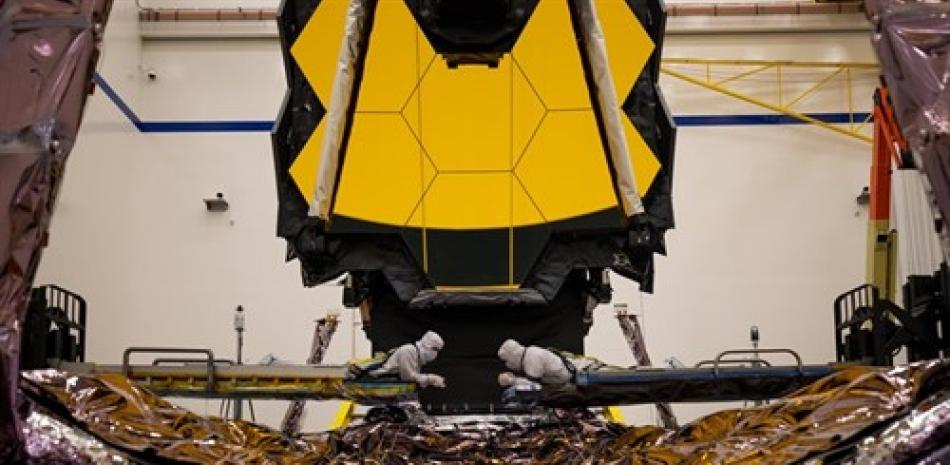 Los técnicos inspeccionan una parte crítica del telescopio espacial James Webb conocida como el conjunto de torre desplegable después de extenderlo completamente en la misma maniobra que realizará una vez en el espacio. Europa Press