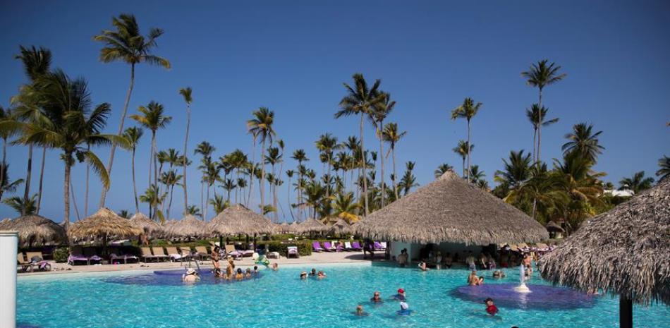 Turistas disfrutan de la estancia en un hotel en Punta Cana (República Dominicana). EFE/ Orlando Barría/Archivo