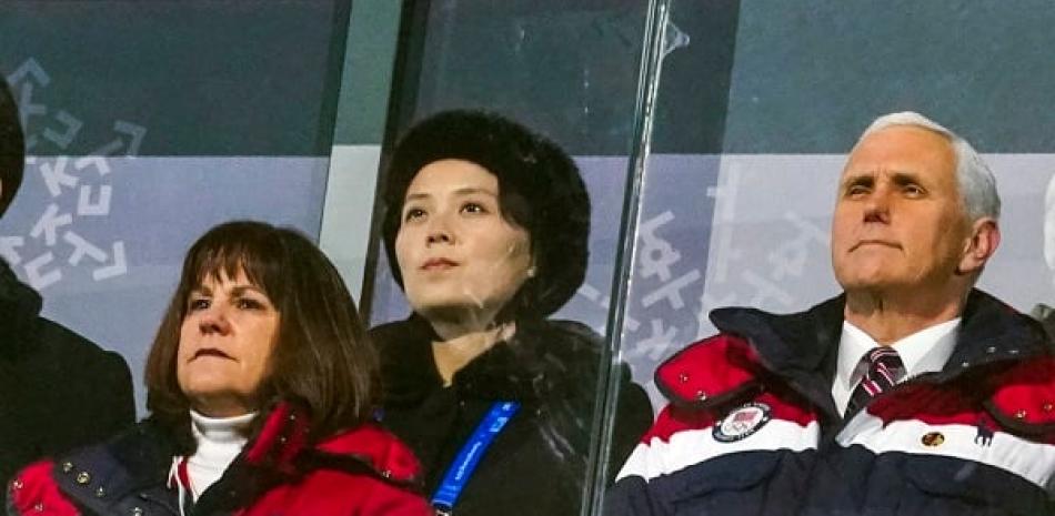Kim Yo-jong, la hermana del líder de Corea del Norte, Kim Jong-un, detrás del vicepresidente estadounidense, Mike Pence, y su esposa, Karen Pence, en la ceremonia de apertura de los Juegos Olímpicos de Invierno en Pieonchang, Corea del Sur, el 9 de febrero de 2018. (Doug Mills / The New York Times)