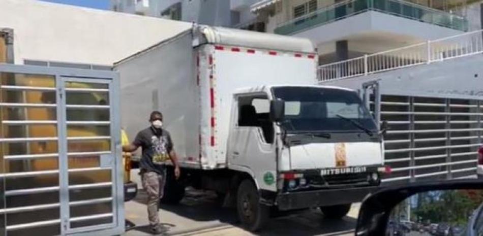Momento del audiovisual en que se observa a un camión con el logotipo de la JCE tratando de ingresar al recinto. / Captura de video