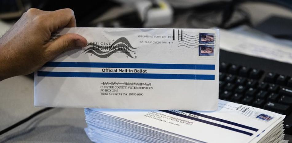 Un empleado procesa votos que llegaron por correo postal a la oficina electoral en Chester, Pensilvania, el 28 de mayo de 2020. (AP Foto/Matt Rourke)