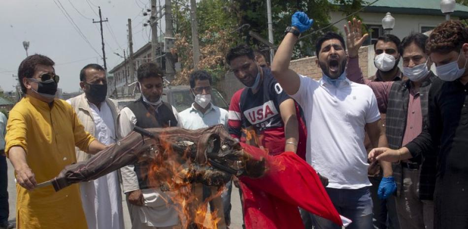 Miembros del Partido Bharatiya Janata (BJP) gritan eslóganes mientas queman una efigie del presidente de China, Xi Jinping, durante una protesta contra China en Srinagar, en la Cachemira controlada por India, el 19 de junio de 2020. (AP Foto/Dar Yasin)