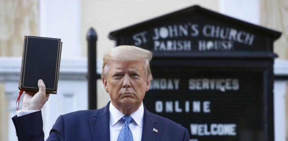El presidente Trump sostiene una Biblia frente a la iglesia de San Juan, en Washington, el día que pidió que la Guardia Nacional atacara a una protesta pacífica, el 1 de junio. AP