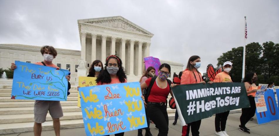 Jóvenes se manifiestan en apoyo del programa DACA que protege a migrantes de la deportación, afuera de la Corte Suprema de EEUU en Washington, el 18 de junio de 2020. (AP Foto/Manuel Balce Ceneta)
