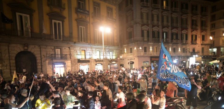 Aficionados del Napoli festejan la victoria del club sobre la Juventus en la final de la Copa de Italia. Alfredo Falcone/AP.