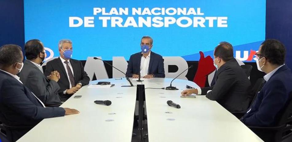 Luis Abinader presentó su plan en el sector transporte terrestre. EXTERNA /