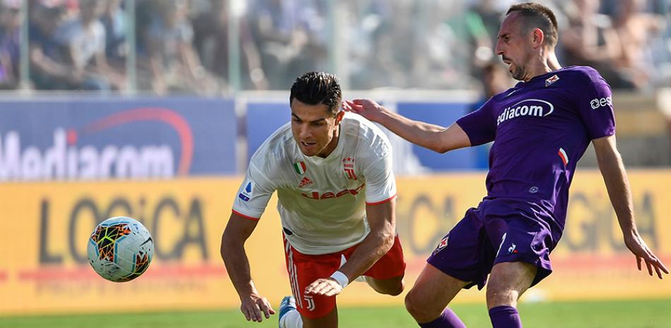 Franck Ribery, de Fiorentina, defiende a Cristiano Ronaldo, del Juventus, en acción de uno de los partidos de la temporada de la Serie A deItalia.