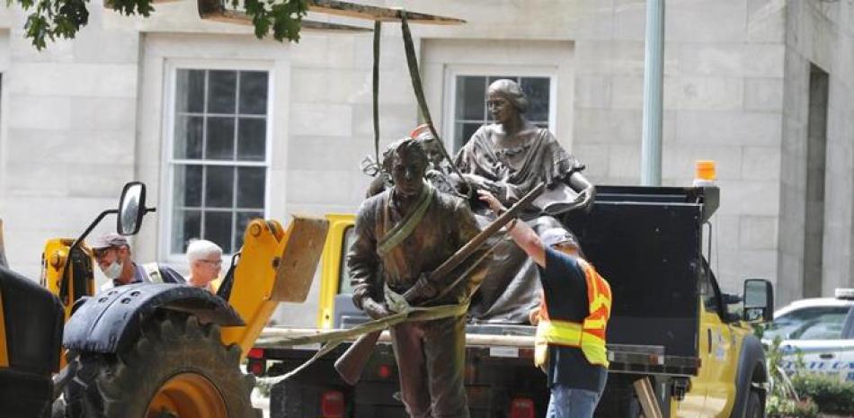 Trabajadores colocan la estatua de Henry Wyatt en un camión tras sacarla del Capitolio de Carolina del Norte en Raleigh el sábado, 20 de junio del 2020. (Ethan Hyman/The News & Observer vía AP)