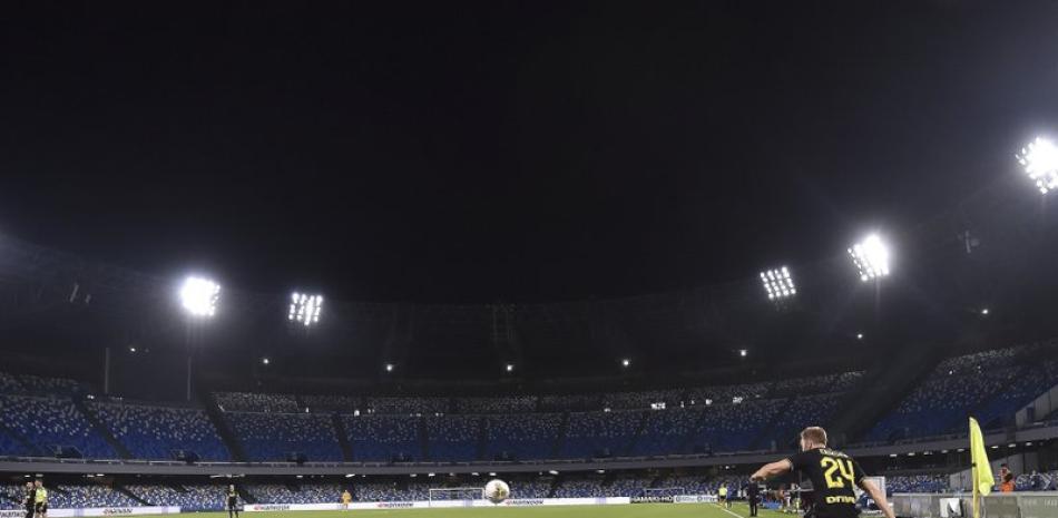Christian Eriksen, del Inter, cobra un saque de esquina durante la vuelta de las semifinales de la Copa Italia ante el Napoli, el sábado 13 de junio de 2020 (Cafaro/LaPresse via AP)