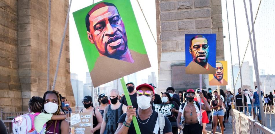 Un grupo de manifestantes portan pancartas con la imagen de George Floyd, en Brooklyn, Nueva York, el pasado 13 de junio. EFE/Justin Lane.