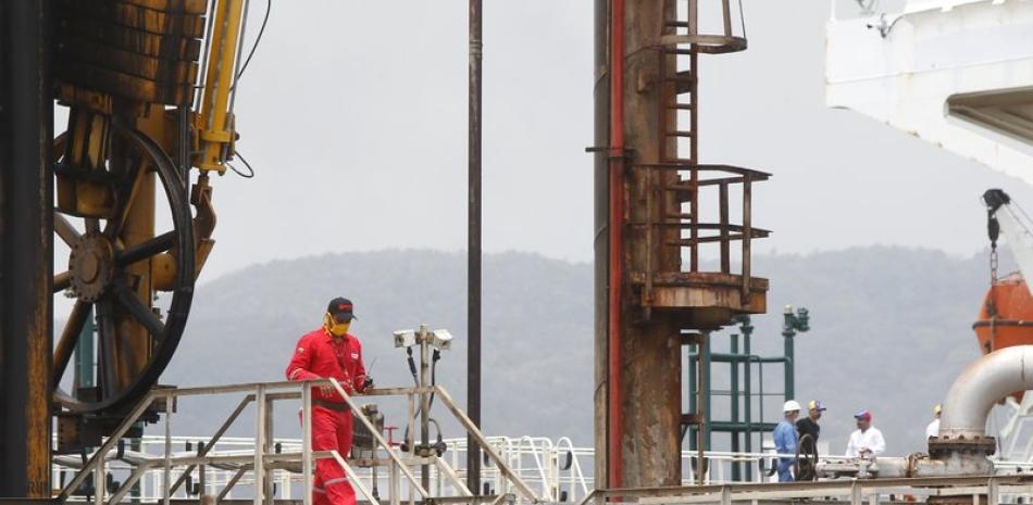 Un trabajador recorre la refinería El Palito el lunes 25 de mayo de 2020 a la llegada del buque cisterna iraní Fortune, cerca de Puerto Cabello, Venezuela. (AP Foto/Ernesto Vargas)